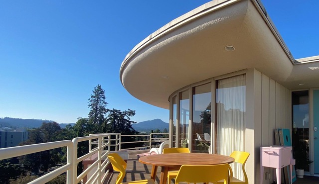 Newly renovated penthouse getaway!