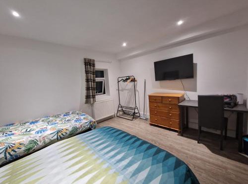 Newly Renovated Room, 1 Double & 1 Single Bed, Private Ensuite, Peckham Rye Zone 2
