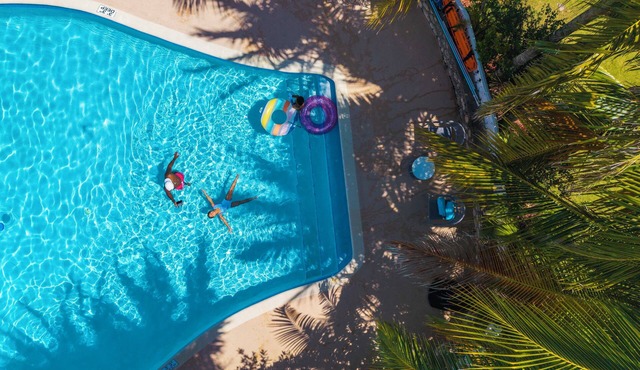 Newly renovated spacious 4-bedroom villa next to Ian Fleming Airport in Boscobel