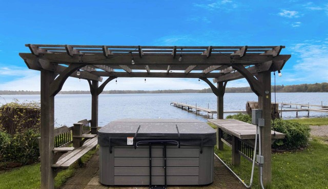 Newly renovated with hot tub and lake