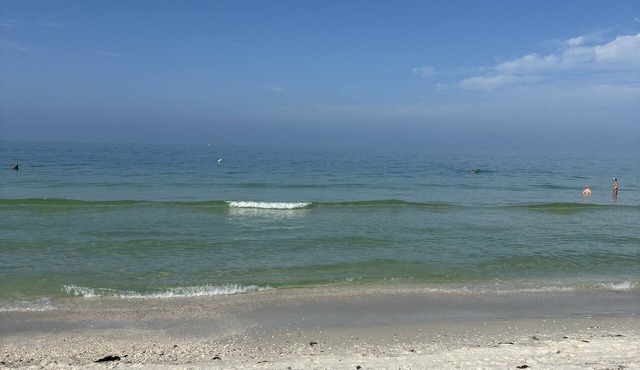 Newly updated and professionally managed Condo in N Naples, near the beach