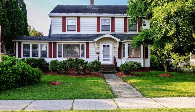 Newly Updated Large Home, Walk Downtown, UVM & Hospital ~ Includes Bicycles!