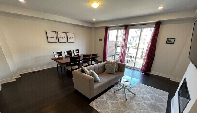 Newmarket's Finest: Luxury 4BR Townhouse with Top Amenities