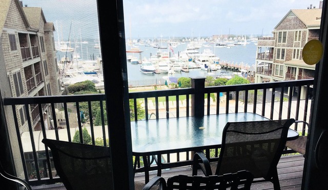 Newport Onshore Resort 3 BR, 2 king beds, 2 twins, 2 Queen sofa, 3 full baths