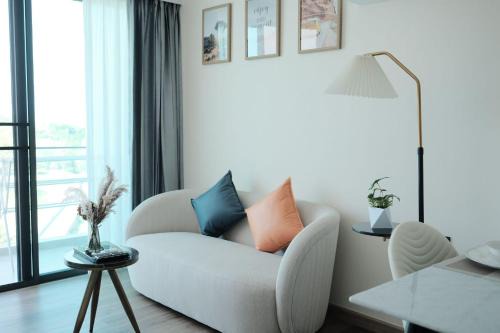 Next to Central Festival Shopping Mall The One 2-Bedroom, 2-Living Room Family Suite