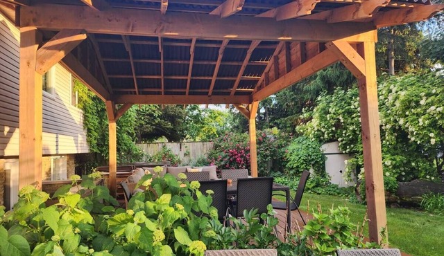 Niagara Wine Region 4 Bedrooms Retreat W/Hot Tub