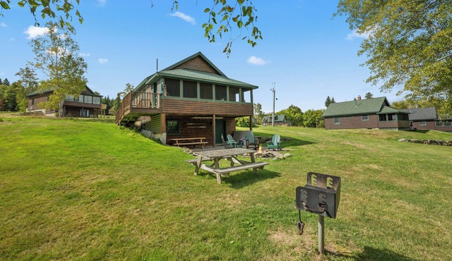 Niboban Cabin #8 -Two floors and pet friendly!