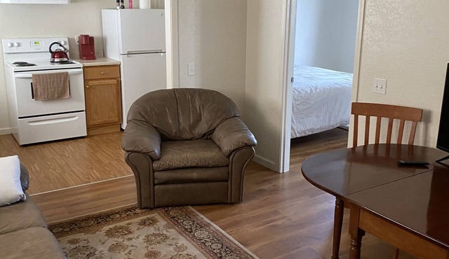 Nice 1 bedroom Studio upstairs in a quiet, safe, neighborhood w/ keyless entry