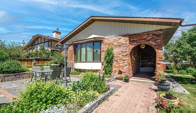 Nice 3 Bedroom Double Garage Fully Fence Yard Close to Stempede 10 mins to DT
