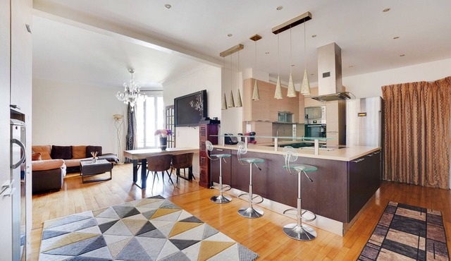 Nice 90m² - 2 bdr near Champs-Élysées, air-con.