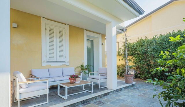 Nice apartment for 7 people with WIFI, A/C, TV, patio and pets allowed