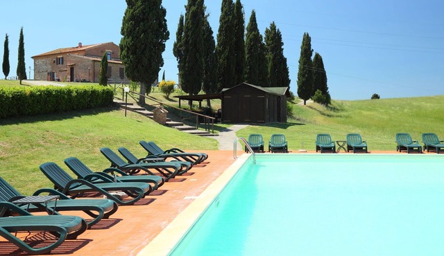 Nice apartment in villa for 4 people with pool, WIFI, TV, pets allowed and parking, close to Siena