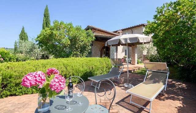 Nice apartment in villa for 2 people with WIFI, A/C, pool, TV and pets allowed