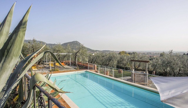 Nice apartment for 6 people with pool, hot tub, WIFI, TV, patio and pets allowed
