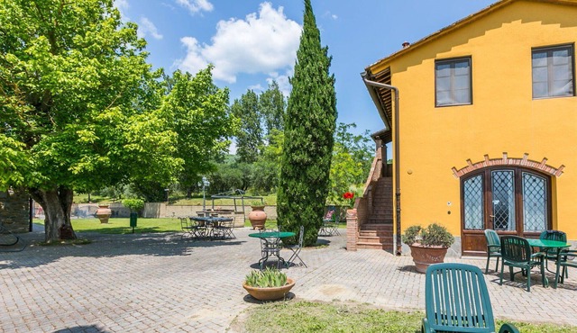 Nice apartment in villa for 4 guests with A/C, pool, WIFI, TV and parking