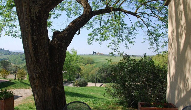 Nice apartment in villa for 4 guests with pool, WIFI and panoramic view, close to San Gimignano