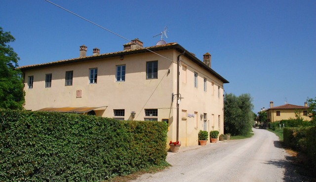 Nice apartment in villa for 6 people with pool, A/C, WIFI and panoramic view, close to San Gimig.
