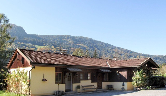 Nice apartment in villa for 4 guests with WIFI, TV, terrace and pets allowed