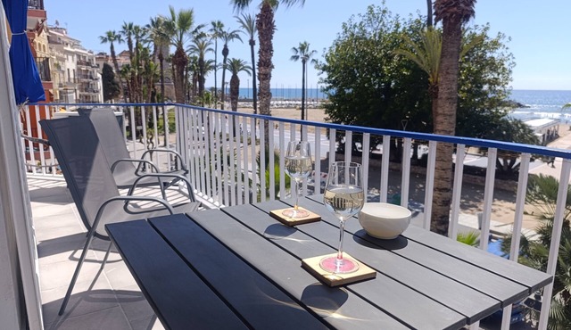 Nice apartment facing the beach in the center of Sitges fully equipped