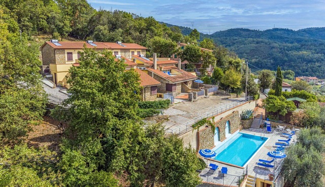 Nice apartment for 4 people with WIFI, pool, balcony, pets allowed and panoramic view