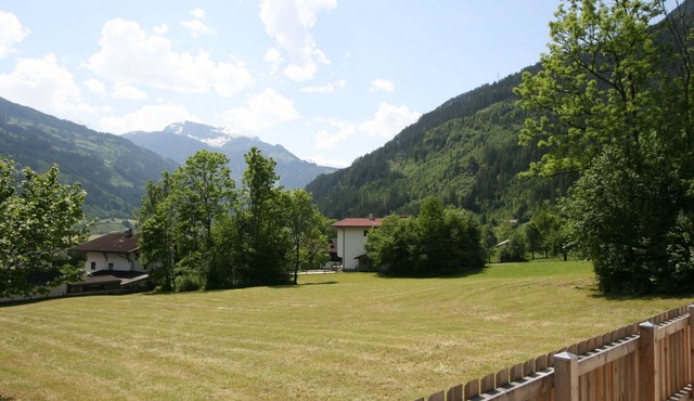 Nice apartment for 10 people with WIFI, TV, balcony and parking