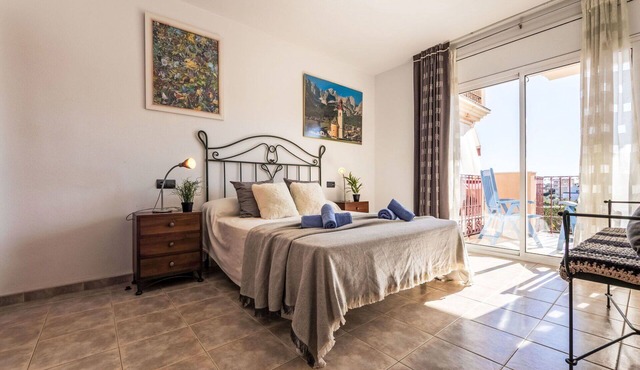 Nice apartment for 4 people with WIFI, A/C, pool, TV and balcony