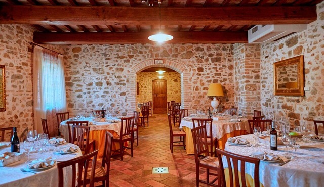 Nice apartment for 5 people with pool, WIFI, TV and pets allowed, close to Spoleto