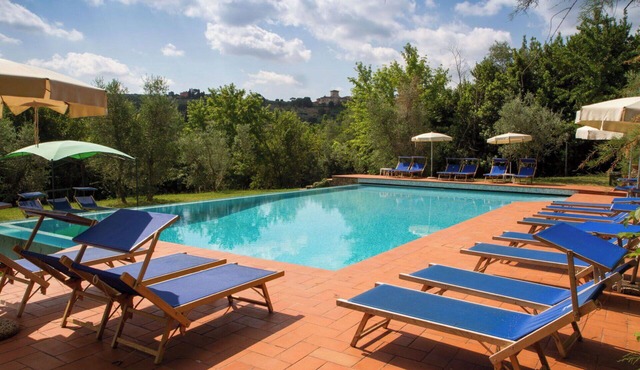 Nice apartment for 6 people with A/C, pool, WIFI, TV, balcony and pets allowed, close to Florence