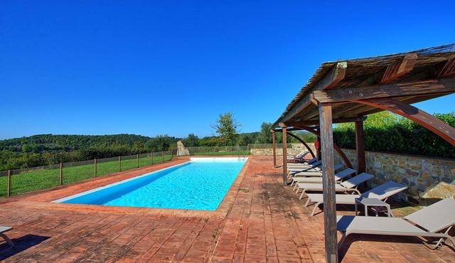 Nice apartment for 2 people with pool, A/C, TV and panoramic view, close to Siena
