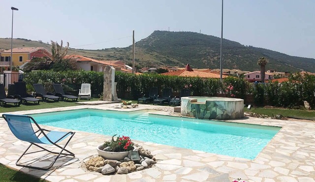 Nice apartment for 6 people with pool, WIFI, TV, balcony and pets allowed, close to Castelsardo
