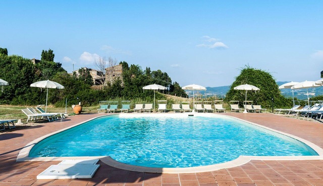 Nice apartment in villa for 4 guests with WIFI, pool, TV, patio and pets allowed