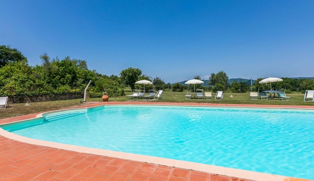 Nice apartment in villa with pool, WIFI, TV, patio, pets allowed, panoramic view and parking