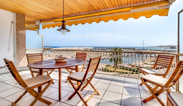Nice apartment in front of the port of Blanes with spectacular views of the sea. 6 pax, free wifi. Vivalidays Es Blau.