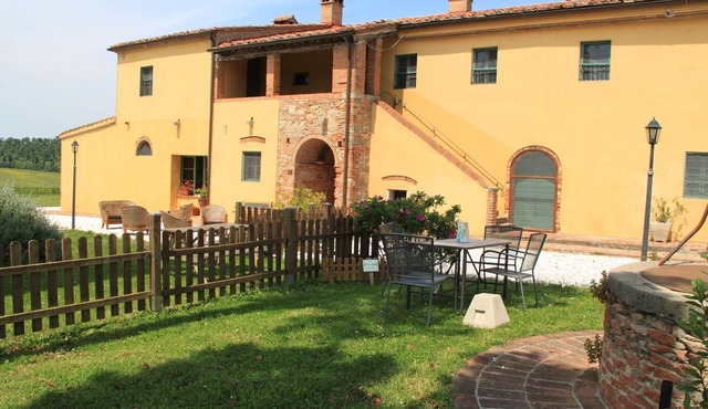 Nice apartment in Guasticce with pool