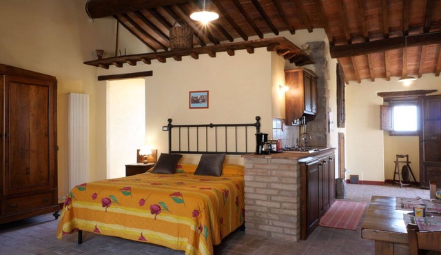 Nice apartment in villa for 2 people with WIFI, TV, patio and pets allowed