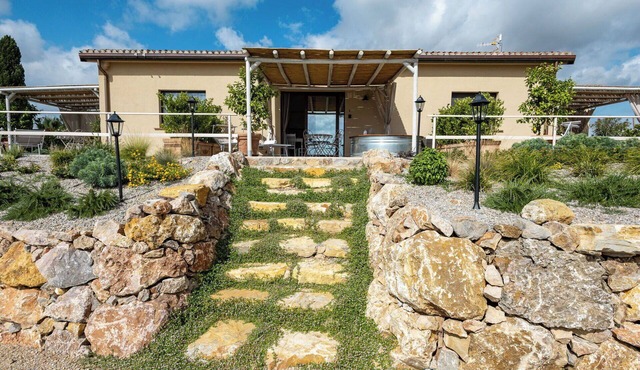 Nice apartment in villa for 2 guests with A/C, private pool, WIFI, TV, terrace and panoramic view