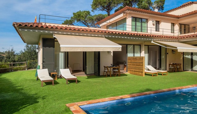 Nice apartment in small community with pool.