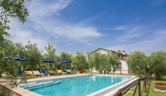 Nice apartment in villa for 4 people with pool, WIFI, TV and parking