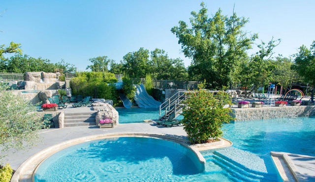 Nice apartment in villa for 4 people with pool, hot tub, WIFI, A/C, TV, patio and parking