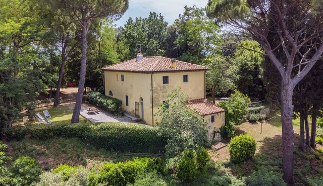 Nice apartment in villa for 4 people with WIFI, pool and pets allowed