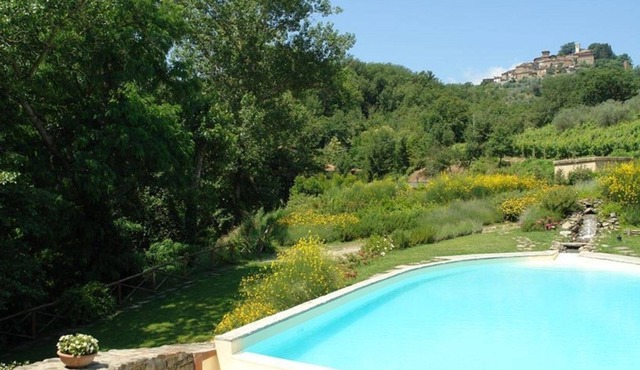 Nice apartment in villa for 6 guests with WIFI, pool, TV, patio, pets allowed and parking