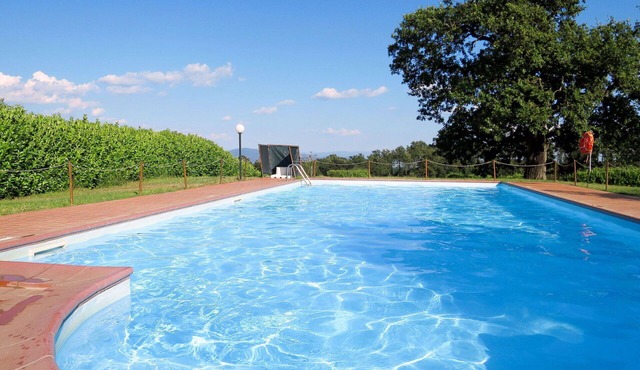 Nice apartment in villa for 6 guests with WIFI, pool, TV, patio, pets allowed and parking
