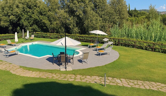 Nice apartment in villa for 2 guests with pool, WIFI, A/C, TV and pets allowed