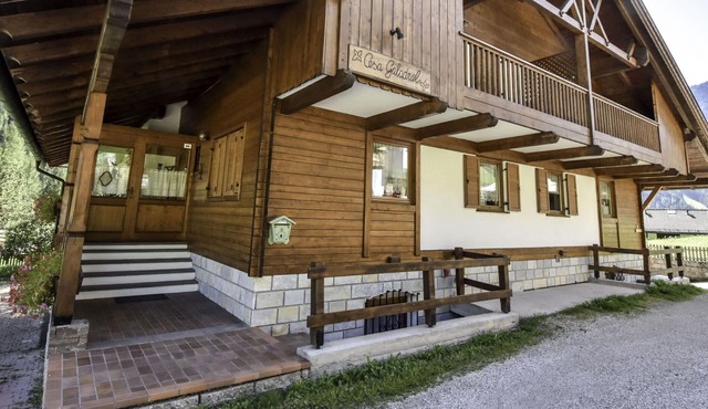 Nice apartment in villa for 3 people with WIFI, TV, pets allowed and parking