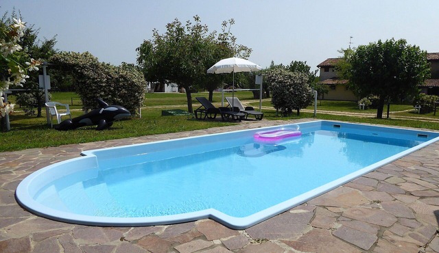 Nice apartment in villa for 6 guests with A/C, WIFI, pool, TV, terrace and pets allowed