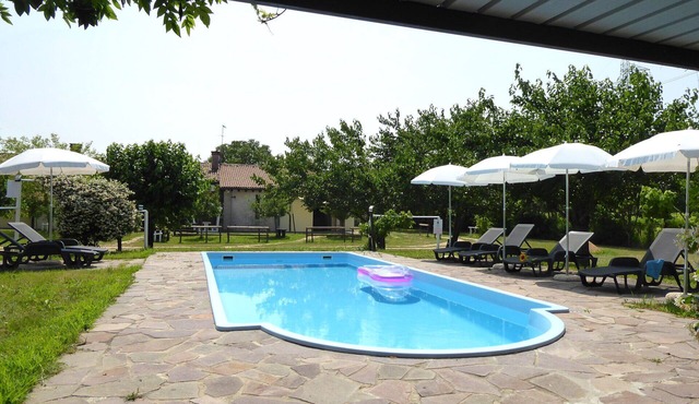Nice apartment in villa for 4 guests with pool, WIFI, A/C, patio and pets allowed