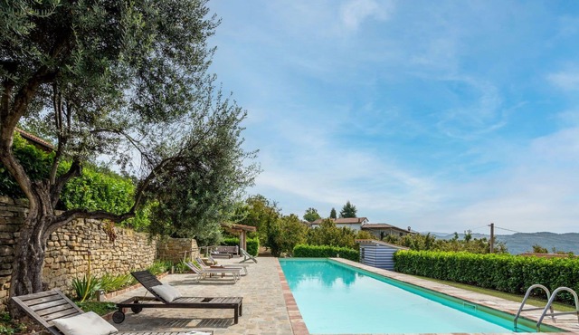 Nice apartment in villa for 4 people with pool, WIFI, patio, pets allowed and parking