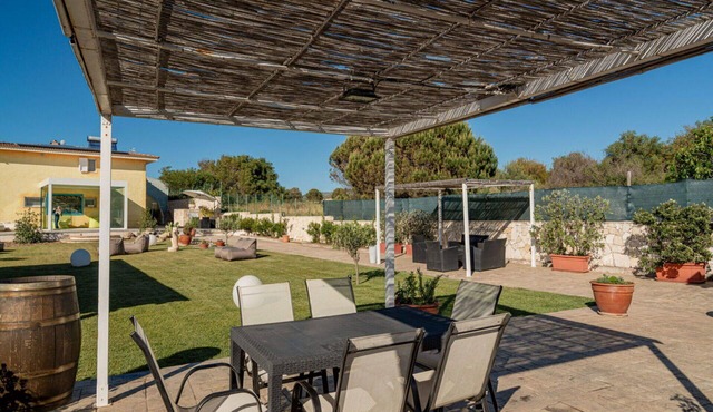 Nice apartment in villa for 11 people with pool, WIFI, A/C, TV, patio and pets allowed