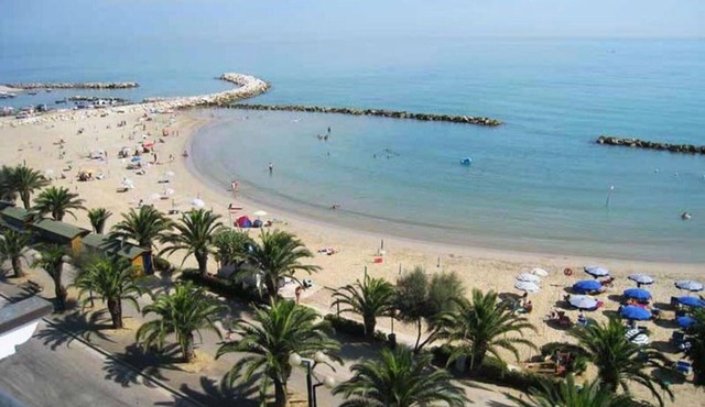 Nice apartment for 6 people with WIFI, A/C, pool, TV, balcony and pets allowed
