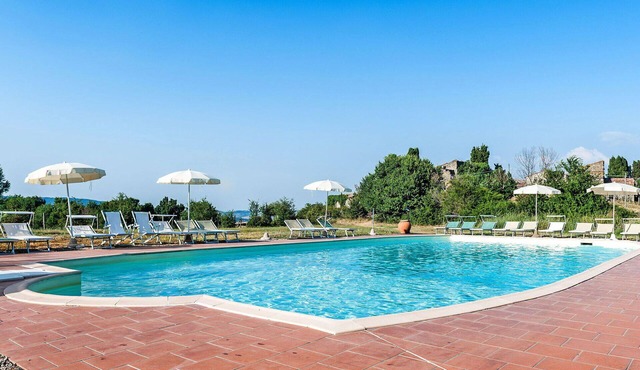 Nice apartment in villa for 4 guests with WIFI, pool, TV, terrace and pets allowed